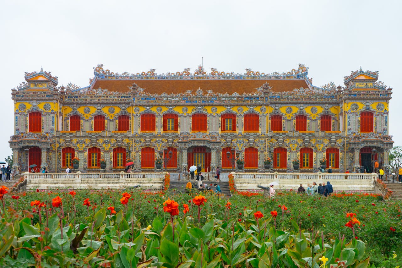 Cổng thành Huế — nơi vua quan xưa qua lại