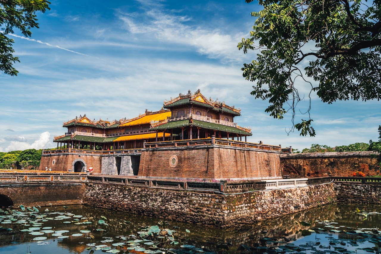 Khung cảnh cố đô Huế bên dòng sông Hương thơ mộng